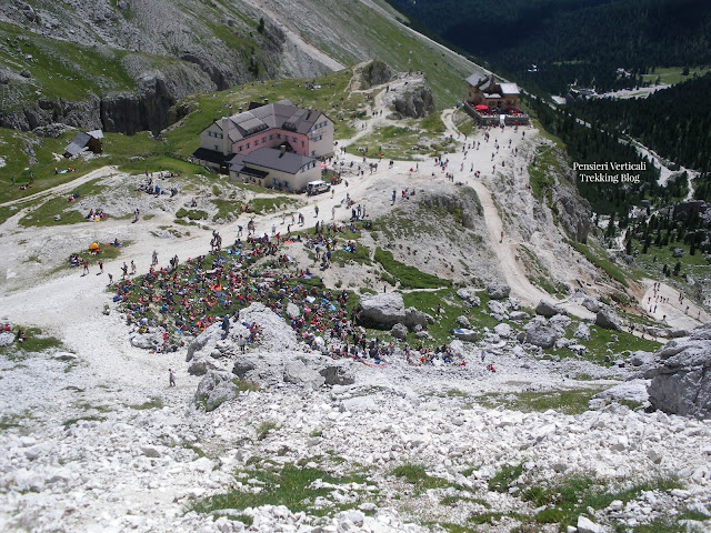 Vista del Rifugio Vajolet e della vallata dal sentiero che porta al Rifugio Re Alberto