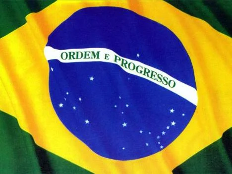 Bandeira do Brasil tremulando.