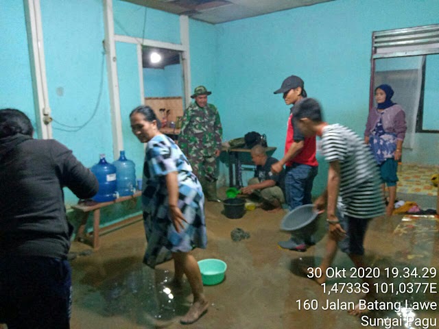 Koramil 03/Muaralabuh Bantu Warga  Bersihkan Sisa Lumpur Yang Terdampak Banjir Bandang