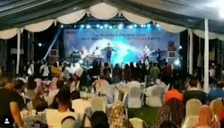   Ένα σοκαριστικό βίντεο από τη στιγμή που το τσουνάμι στην Ινδονησία φτάνει σε μια εορταστική εκδήλωση όπου γινόταν συναυλία και καταπίνει ...