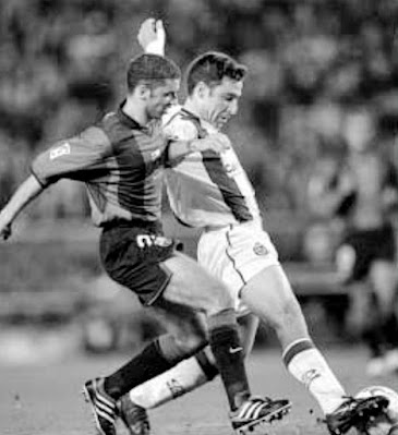 Simao y Marcos tras la pelota. F. C. BARCELONA 3 REAL VALLADOLID 1. 13/01/2001. Campeonato de Liga de 1ª División, jornada 18. Nou Camp, Barcelona, España, 35.000 espectadores. GOLES: 1-0: 52’, Kluivert. 1-1: 54’, Caminero. 2-1: 90+2’, Guardiola. 3-1: 90+4’, Rivaldo.