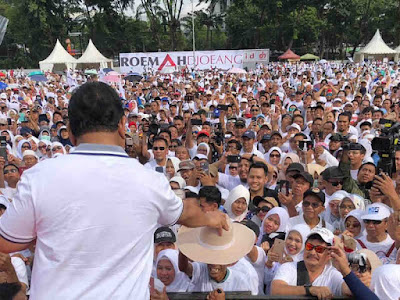 Prabowo Subianto Berikan Topi ke Relawan di Lapangan Banteng
