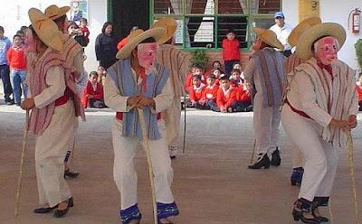 Foto de niños bailando la danza de los viejitos