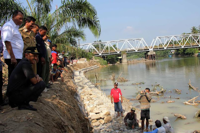 Gubsu Tinjau Proses Pengerjaan Bronjong di Sungai Kualuh