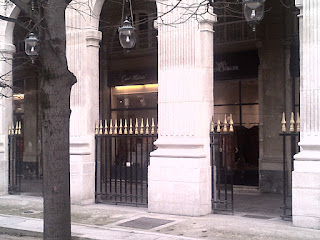 Palais Royal  Comédie Française Galerie commerçante entourant le jardin.