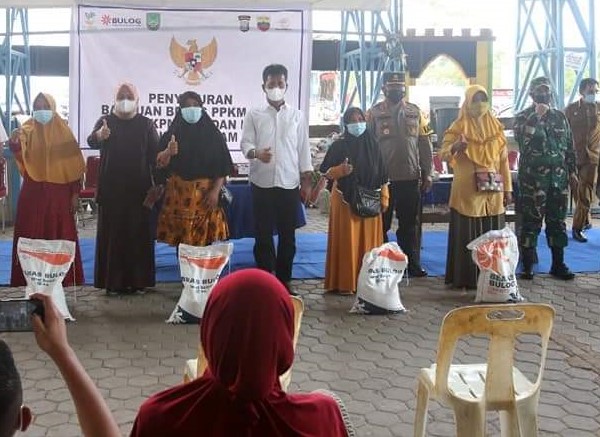 Rudi Menghadiri Penyaluran Bantuan Beras PPKM di Kelurahan Tembesi dan Sei Langkai