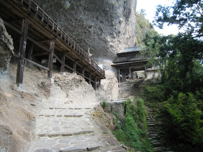 羅漢寺山門への石段