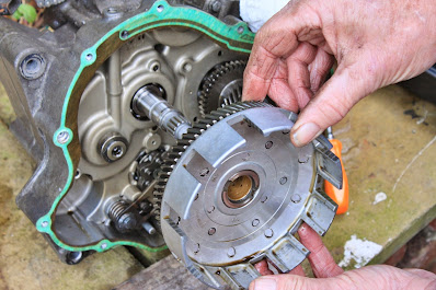 Yamaha YZF R125 clutch removal - inspection - replacement