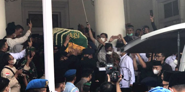 Diiringi Shalawat, Jenazah Eril Diberangkatkan ke Peristirahatan Terakhirnya