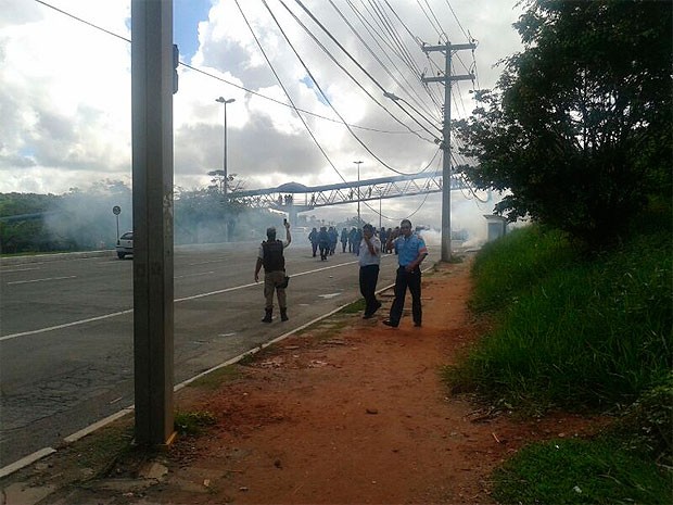 Retrocesso - Protesto na Avenida Paralela é contido pela polícia e deixa feridos