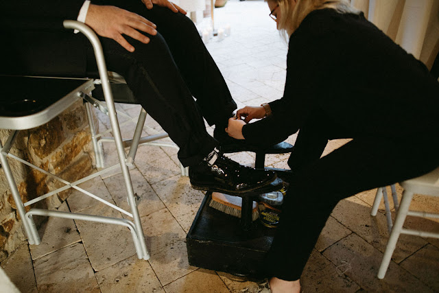 groom shoe shine