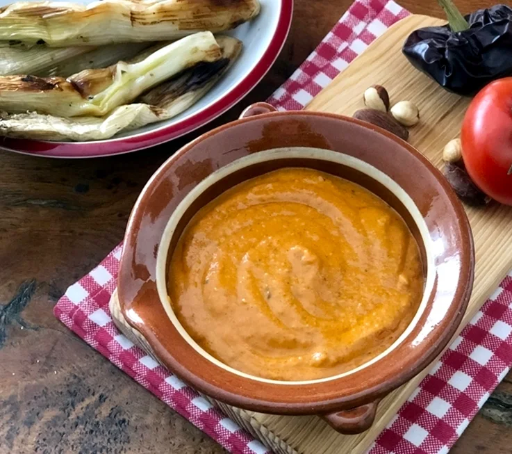 Calçots al horno con salsa romesco