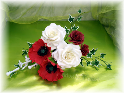 Rosen, Mohn und Stephanotis aus Blütenpaste