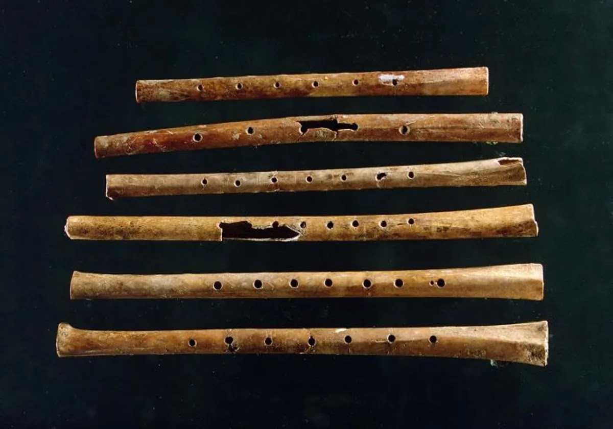 Βρέθηκαν έξι φλάουτα ηλικίας μεταξύ 7.000 και 9.000 ετών. [Credit: Brookhaven National Laboratory]