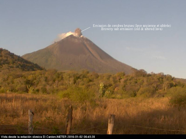 Emission de cendres au sommet du volcan Momotombo, 02 janvier 2016