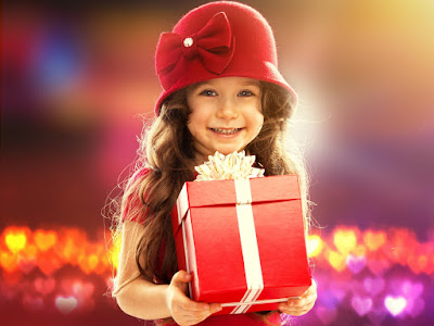 fotografias de regalos navideños y niña