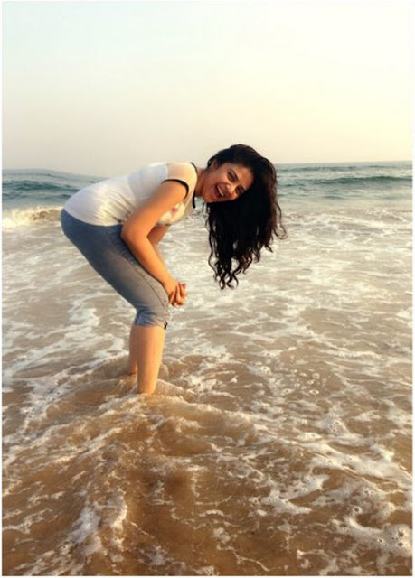 anchor sreemukhi hot hd images at beach