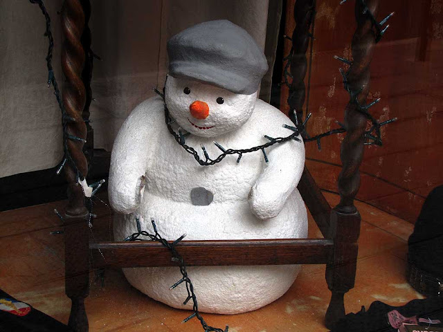 Display snowman with a cap, shop window, via Magenta, Livorno