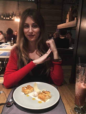 "Яблочный татин с мороженым и соусом из кленового сиропа"(290 руб.) мне понравился. Вкусный, с тончайшим тестом, нежным вкусом запеченых яблочек. Компания моя заявила, что этот десерт лучший из всех, что мы пробовали.Отдельным пунктом стоит отметить смузи. Я взяла клубника-банан. Когда в подобных заведениях берешь смузи из банана и клубники ты по меньшей мере ждешь там фрукт и ягоду. На деле это оказался банановый фреш с клубничным сиропом. Он не заслуживает ни своих денег, ни чести называться "смузи". Сок с сиропом - да. Пюре с сиропом - да. Но не смузи.