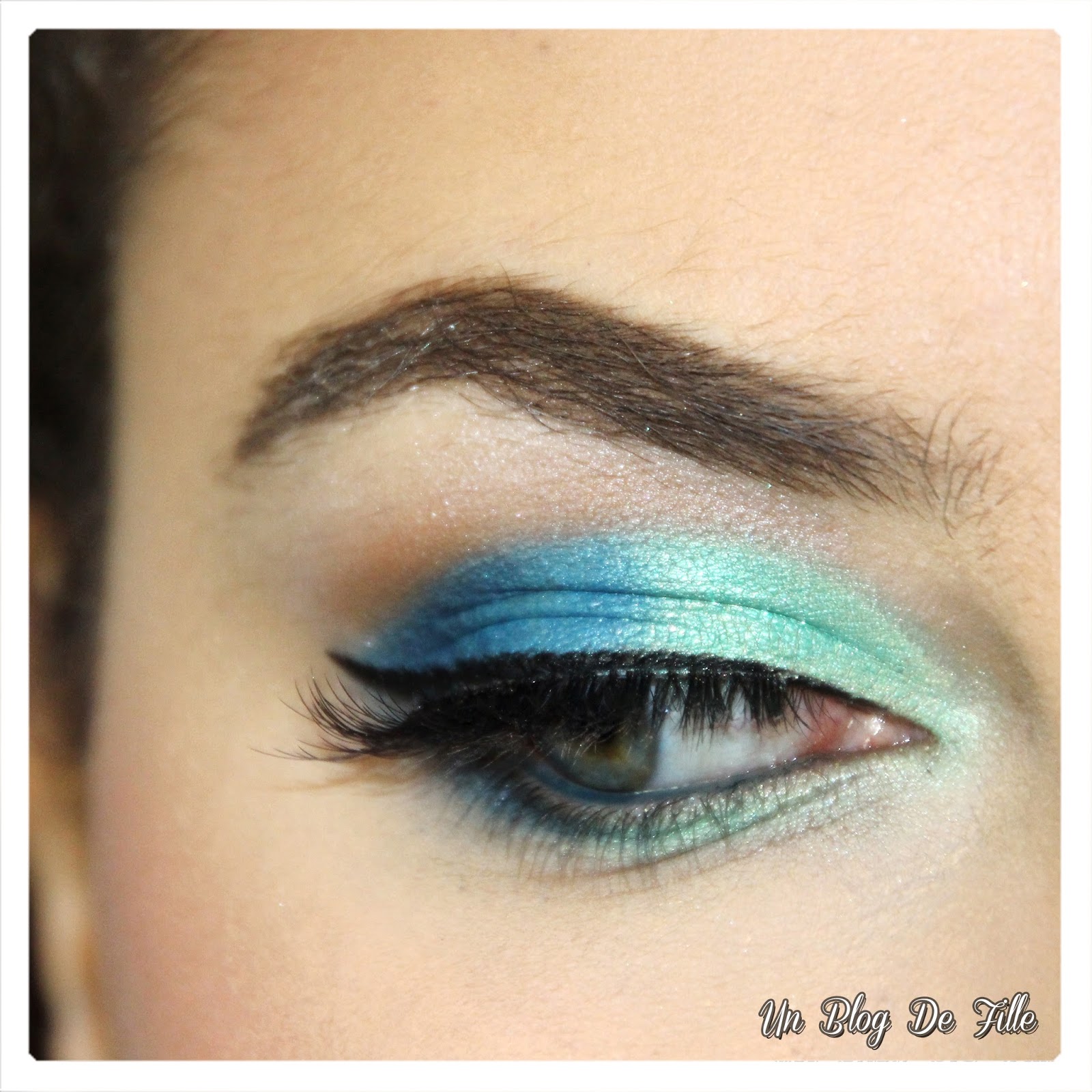 http://unblogdefille.blogspot.fr/2018/01/maquillage-du-fard-bleu-sur-des-yeux.html