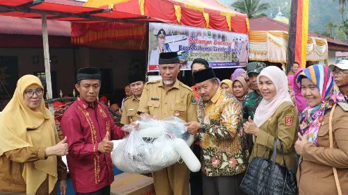 Tampung Aspirasi Nelayan Tanjung Sani, Gubernur Mahyeldi Serahkan Bantuan Mata Pencaharian Alternatif