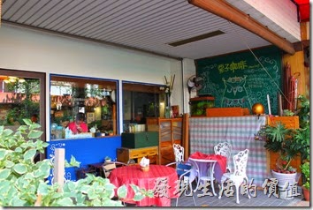 台南栗子咖啡的大門外觀。