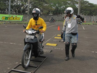 5 Tips Berkendara Aman Dengan Motor [ www.BlogApaAja.com ]