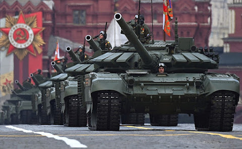 Plaza Roja de Moscú. Carros T90