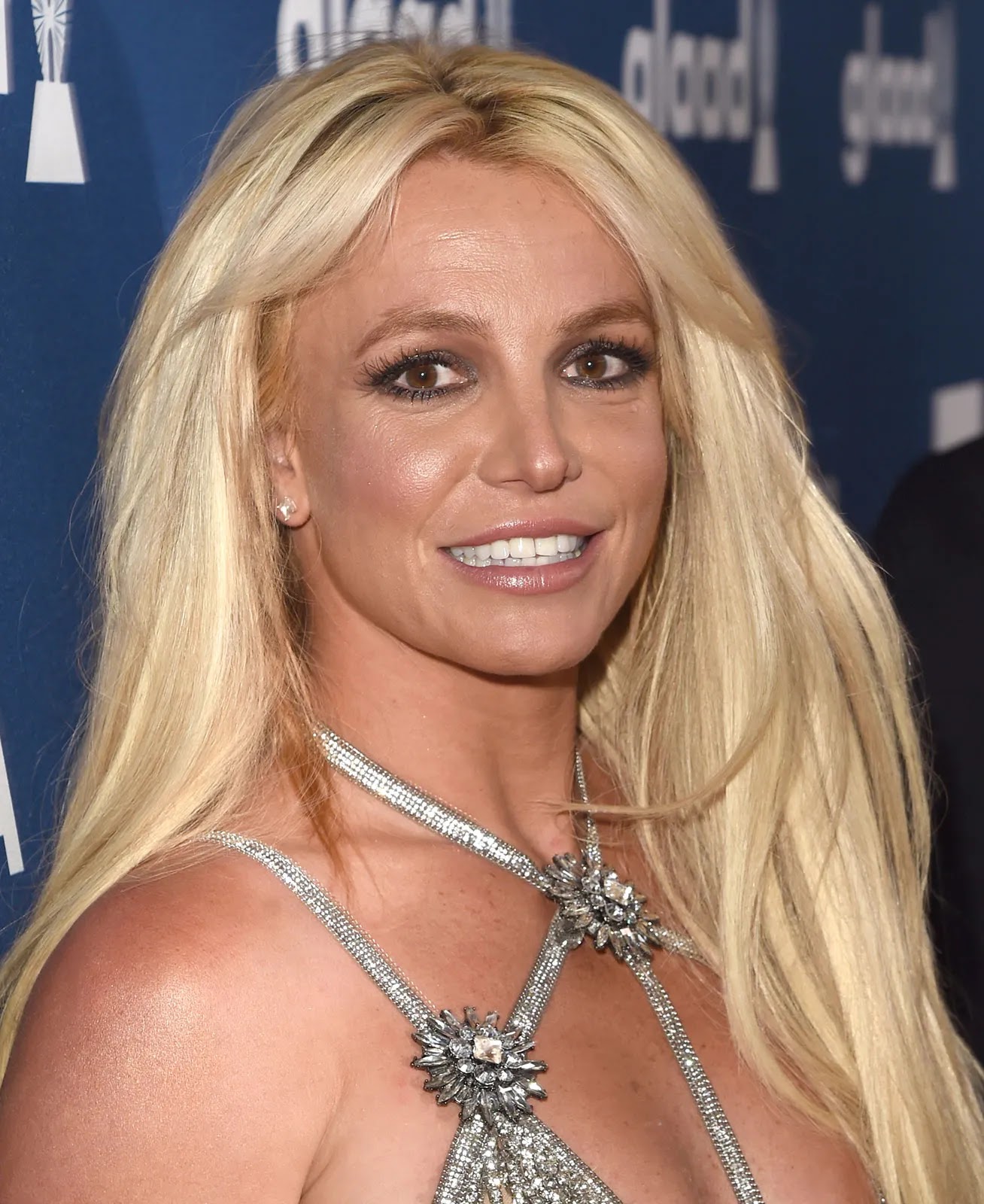 Britney Spears, the iconic pop star, recently made waves on social media by skillfully sidestepping Instagram's strict content regulations. She achieved this with a series of provocative photos that both intrigued and challenged the platform's norms.