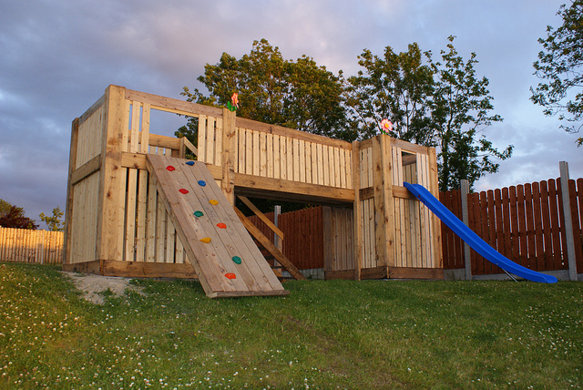 Playground construído de paletes de madeira