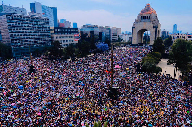 Marcha de mujeres feministas en la Ciudad de México.