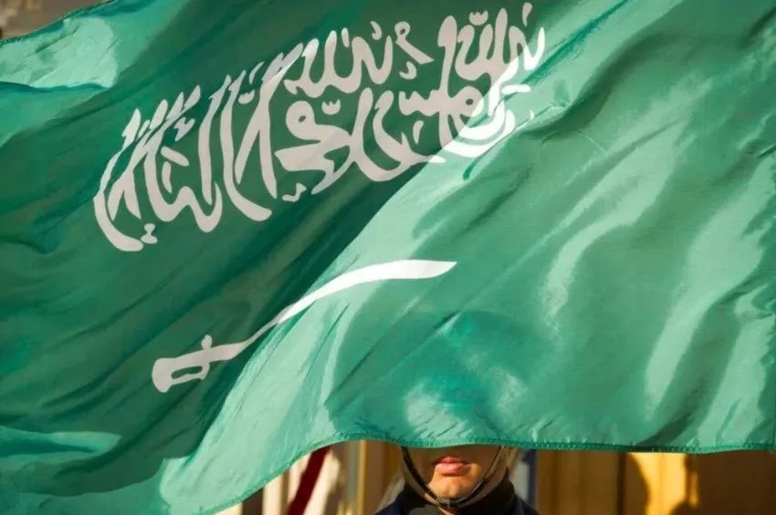 Um membro da guarda de honra é coberto pela bandeira da Arábia Saudita em Washington, nos EUA | Cliff Owen (Foto AP/arquivo)