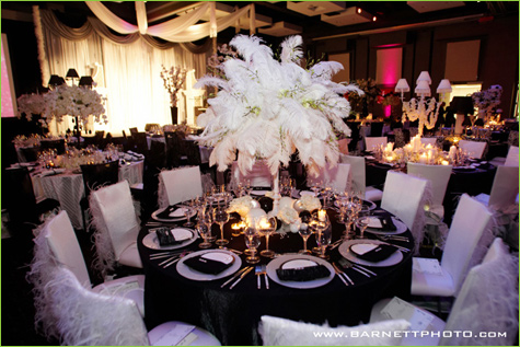Black And White Wedding decoration Finding an arrangement of white flower