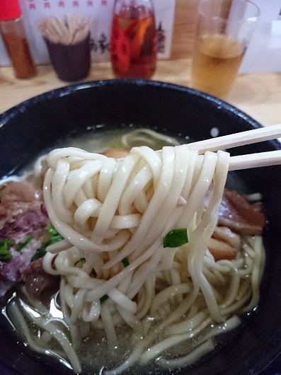 うちなぁ家そばの麺の写真