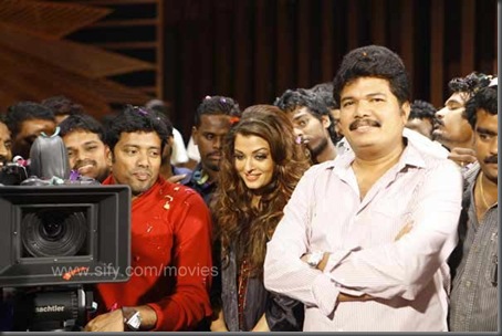 Rajinikanth, Aishwarya and Shankar at the Enthiren party2
