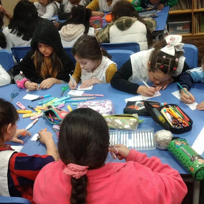 Foto 9: niños trabajando en la biblioteca