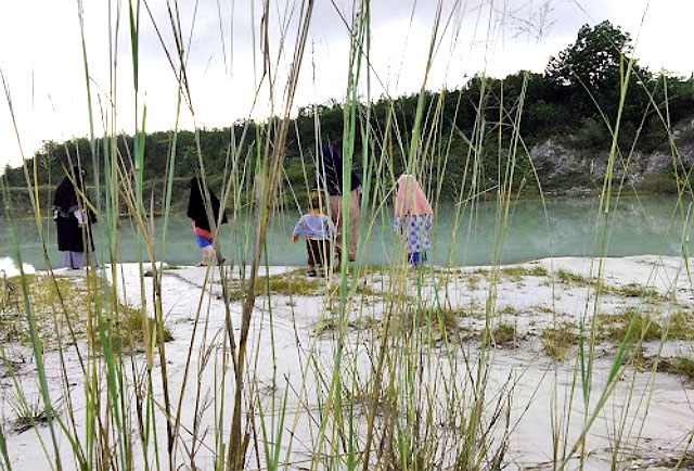 Danau Biru, Wisata Unik di SIntang