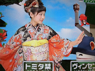トミタ栞さん。振り袖姿で、登場。