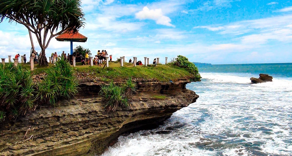 Ini Rekomendasi 4 Lokasi Pantai  Unik Yang  Berada di  