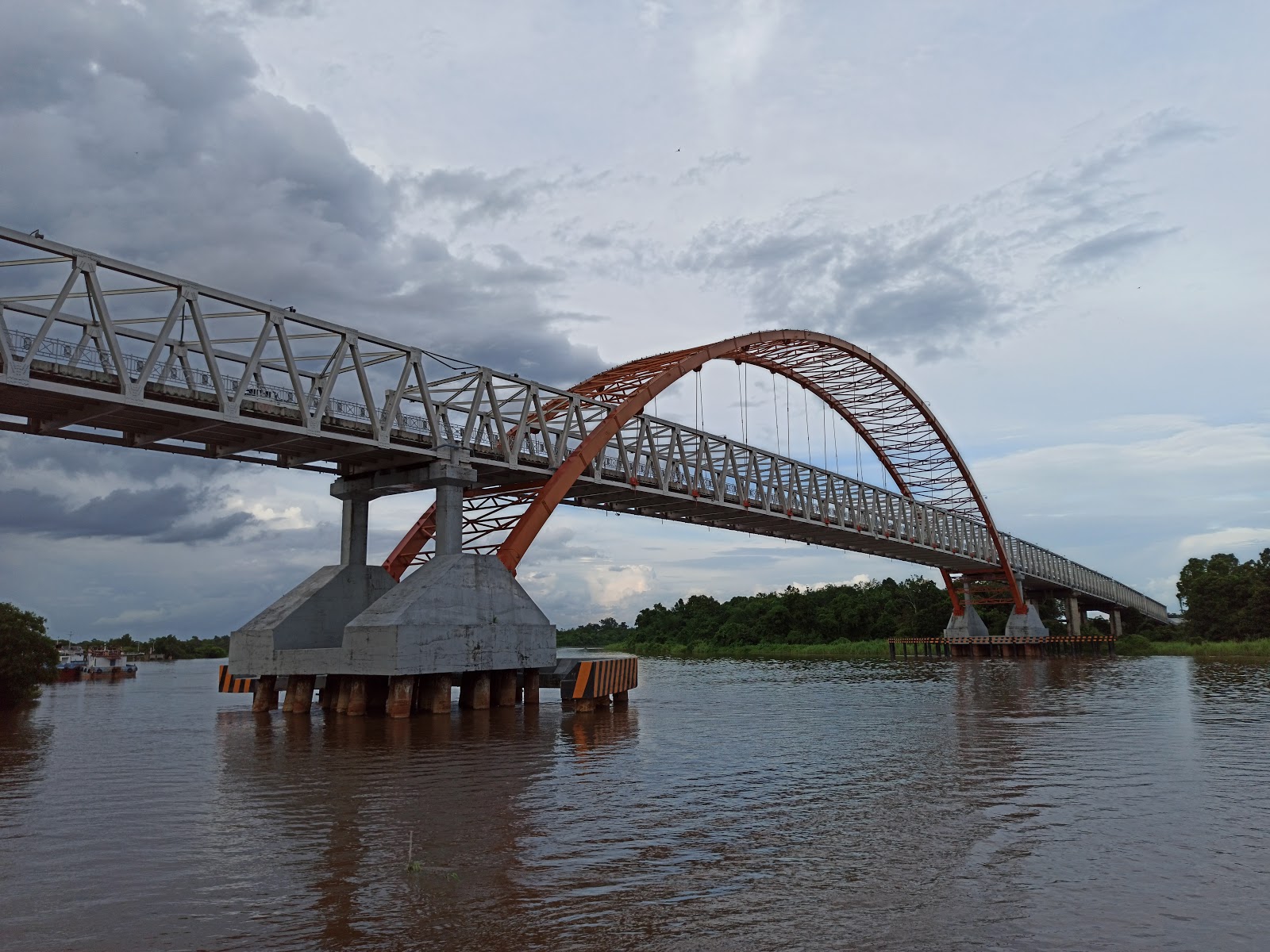 Melihat Tugu Soekarno dan Jembatan Kahayan  di Palangkaraya 