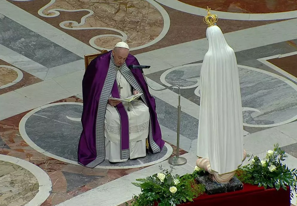O Papa, que tem problemas no joelho, realizou a Consagração sentado ©Reprodução/ Vatican News