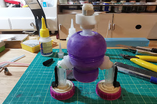 Jak zrobić robota z butelki po dezodorancie
