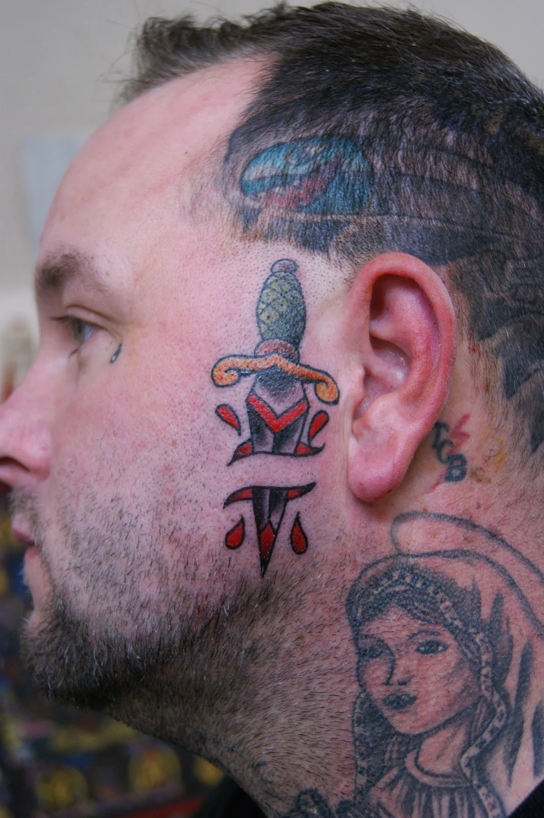 vemos un tatuaje de daga al estilo tradicional