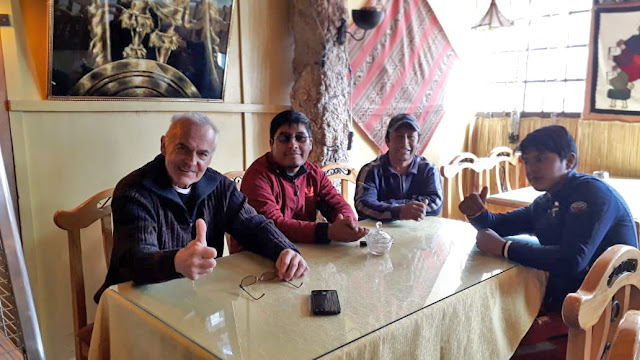 Mit meinem Empfangsteam bereit zum Frühstück in Uyuni