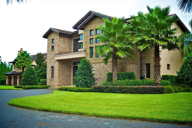 Picture of lovely home as seen from the driveway