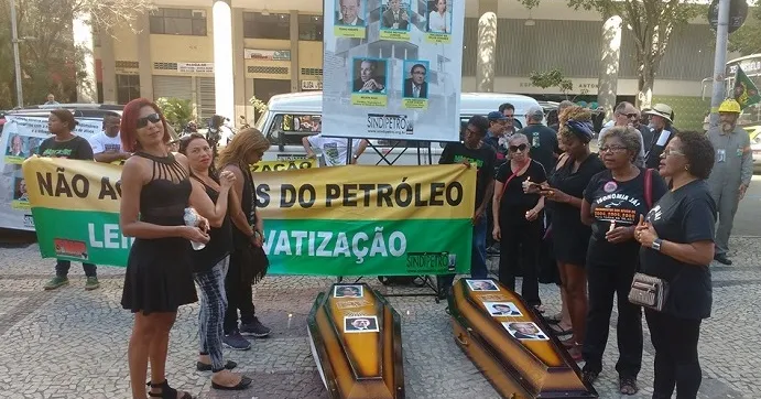 Resultado de imagem para Enterro simbolico em frente a petrobrás