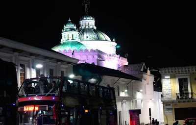 Tour paseo turístico por la ciudad de Quito en la noche