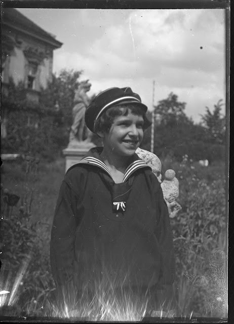 Ein Kind im Park - vielleicht im Arboretum Zürich - um 1910-1920