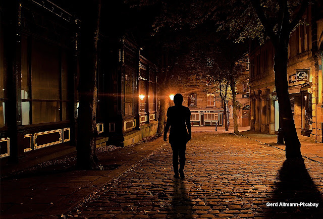 Rua deserta à noite.