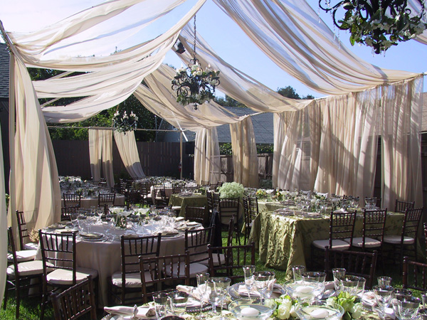 A large garden needed but how perfectly romantic does this wedding look